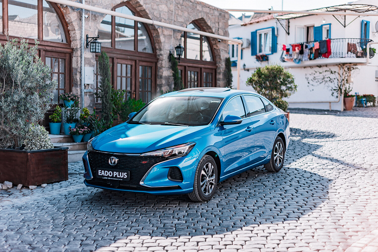 В Москве и Севастополе начали продавать новые китайские седаны Changan Eado Plus