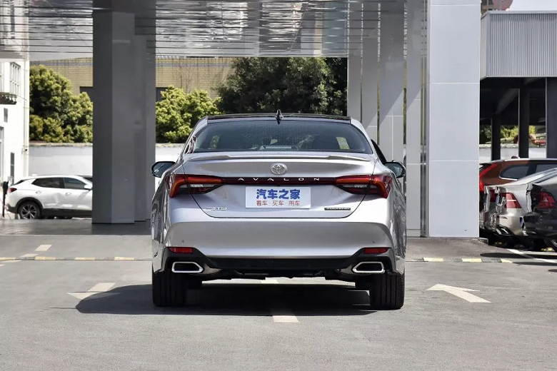 В России начали продавать новые Toyota Avalon 2023. И сразу со скидкой до 800 тыс. рублей