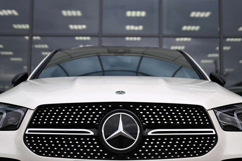 Больше не премиум. Mercedes-Benz начала отключать российских владельцев немецкий автомобилей от телематического сервиса Mercedes me ID