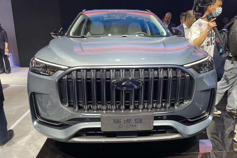 4,26 секунды до 100 км/ч и больше 1400 км на баке бензина. Представлен флагманский кроссовер Chery Tiggo 9 – он появится в России в октябре