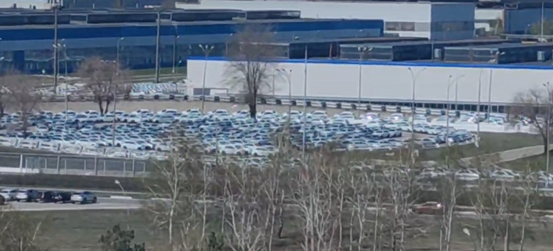 «Белое море» из Lada Vesta NG заполняет территорию АвтоВАЗа, плюс 230 машин ежедневно. Опубликовано новое видео
