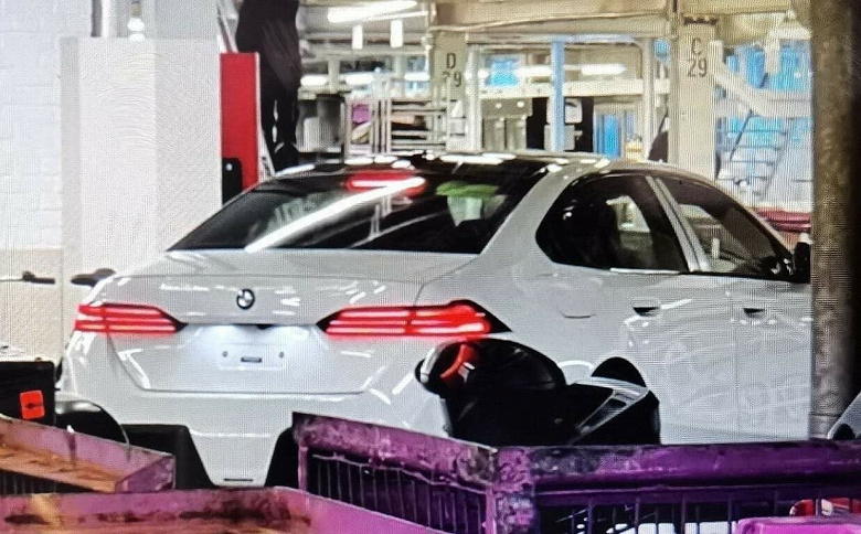 BMW 5-й серии 2024 года впервые показали без камуфляжа. Новинка будет очень интересной в техническом плане