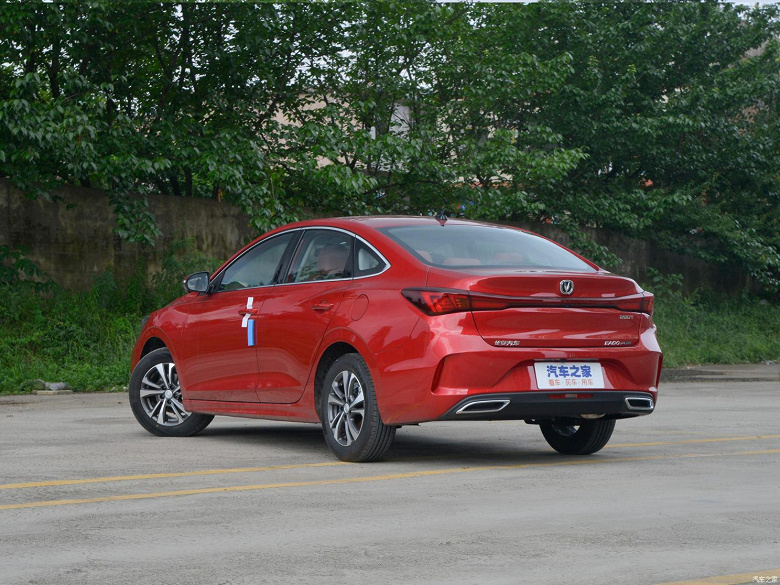 Как Hyundai Solaris, но для Китая. Представлен бюджетный седан Changan Yidong Plus: при цене 13,5 тыс. долларов у него 160-сильный мотор и два экрана в салоне