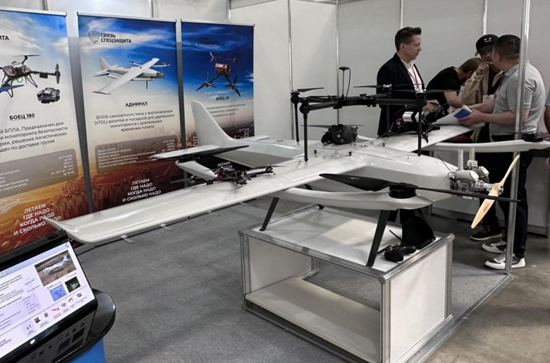 В Москве представили беспилотник-дрононосец «Адмирал». Он может нести на себе боевые FPV-дроны
