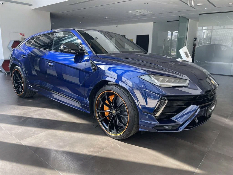 Официальный дилер выставил на продажу в России Lamborghini Urus 2023. В 2021 году за такой кроссовер просили 17,5 млн рублей, сейчас цена повыше