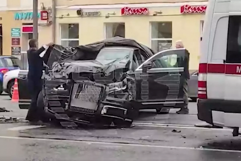 Редкий российский автомобиль Aurus с правительственными номерами попал в серьёзное ДТП в центре Москвы