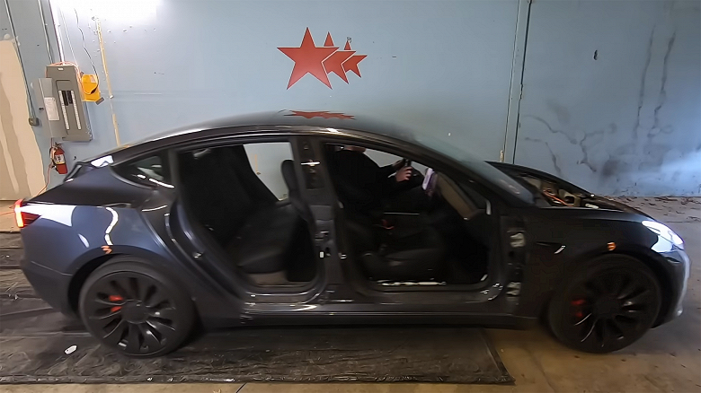 Tesla не смущает отсутствие дверей и крышек багажников. Блогер провел интересный эксперимент