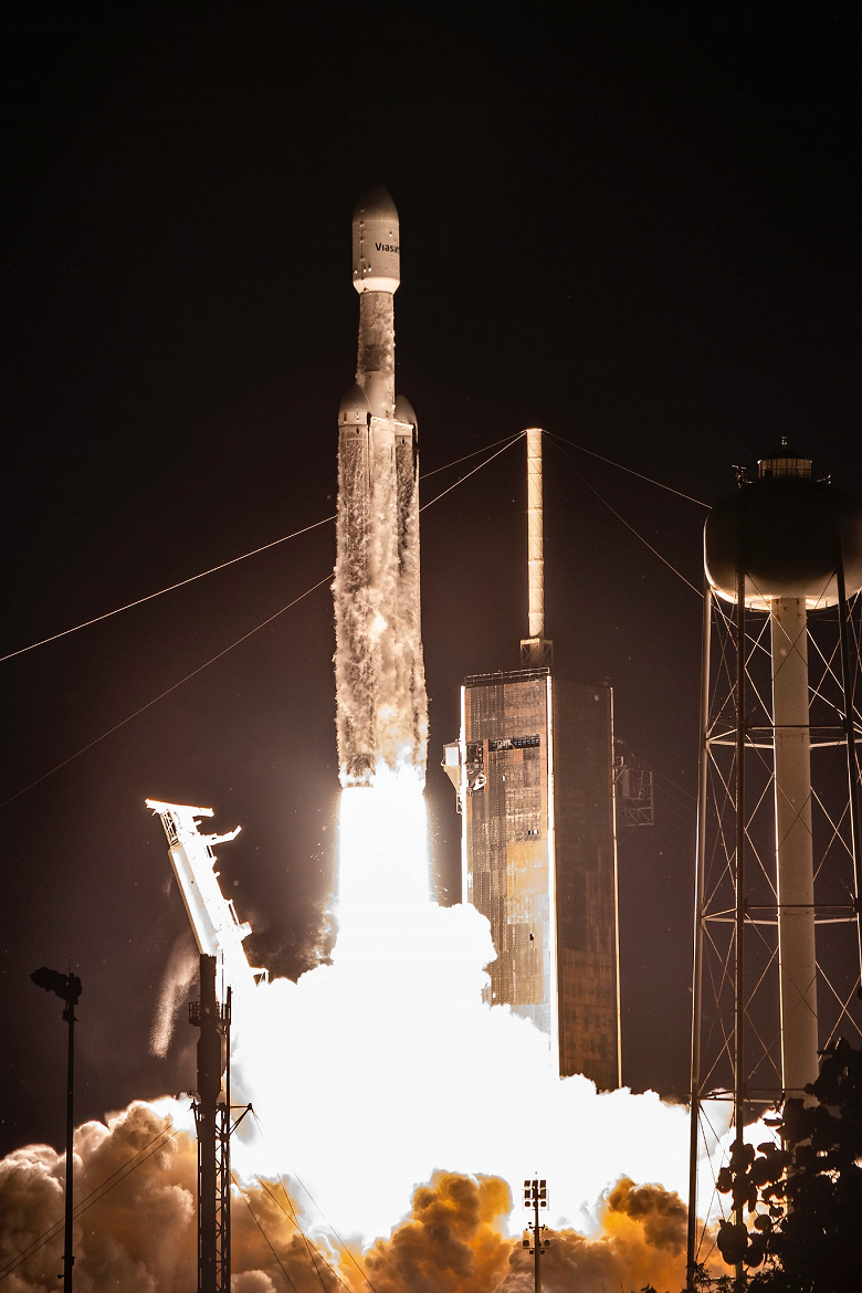 Мощная ракета Falcon Heavy после нескольких задержек вывела на орбиту самый большой спутник