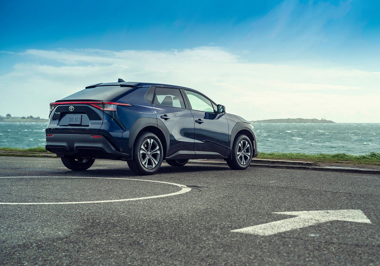 Кроссовер Toyota bZ4X существенно подешевел в России — цена снизилась почти на 1 млн рублей