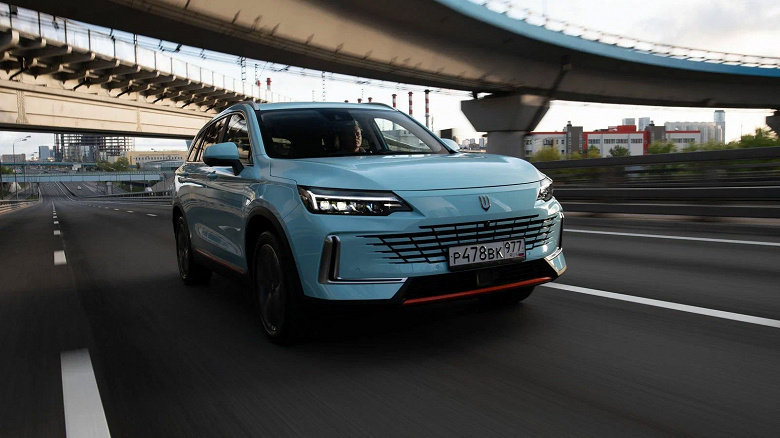 В России стартуют продажи кроссовера Skywell HT-i. 280 л.с., 1267 километров на одной заправке и всего 2 подушки безопасности за 3,99 млн рублей