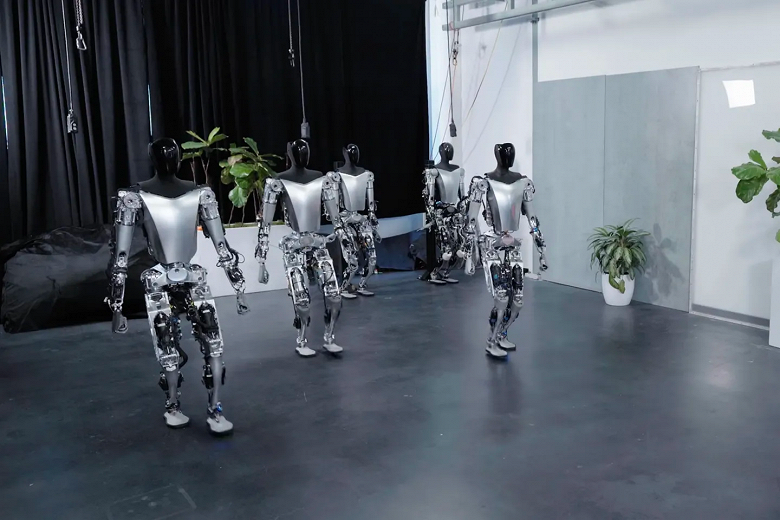 Роботы-гуманоиды Tesla Bot научили ходить, повторять за человеком и перекладывать вещи