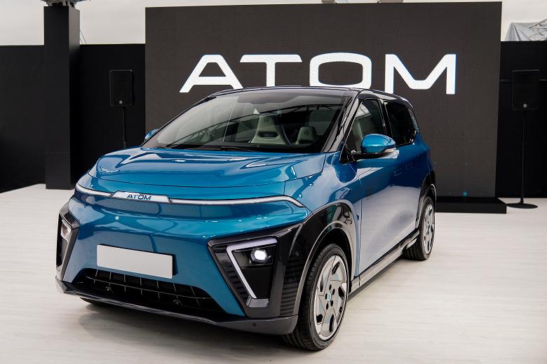 Прототип российского электромобиля «Атом» впервые показали живьём. Сторонние разработчики смогут писать программы для его бортовой системы