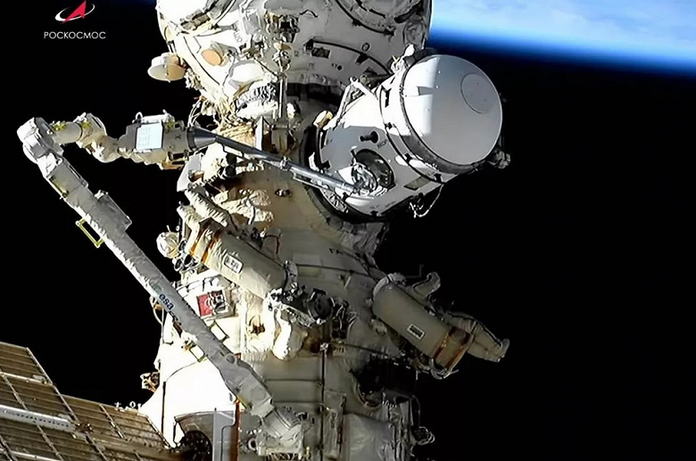 Российские космонавты перенесли шлюзовую камеру на модуль «Наука»