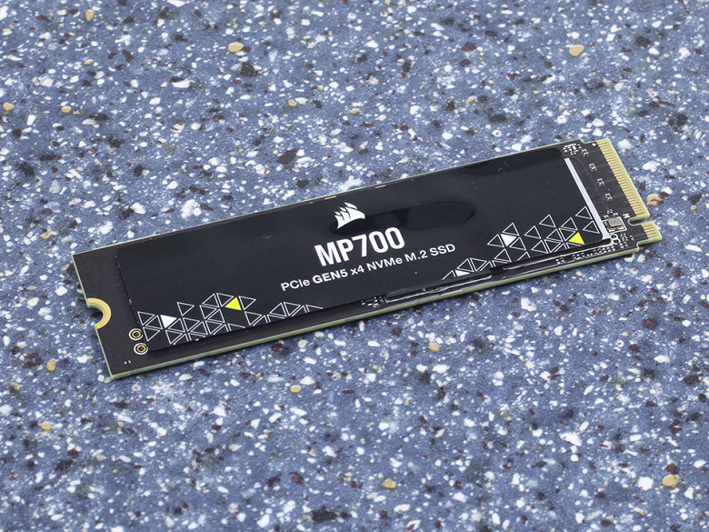 SSD Corsair MP700 с PCIe 5.0 перегревается за одну-две минуты и отключается. Он не имеет собственной системы охлаждения