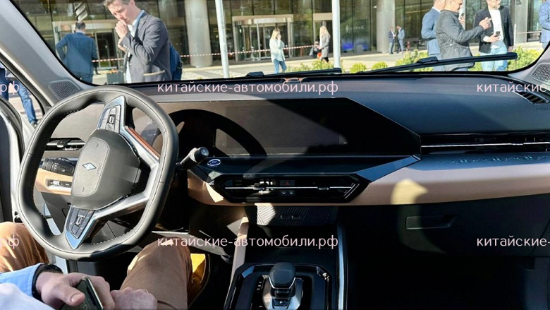 Кроссовер Geely Emgrand X7, продававший в России до 2021 года, возвращается на отечественный рынок. Вместе с ним выйдет и относительно недорогой седан – аналог Kia Cerato