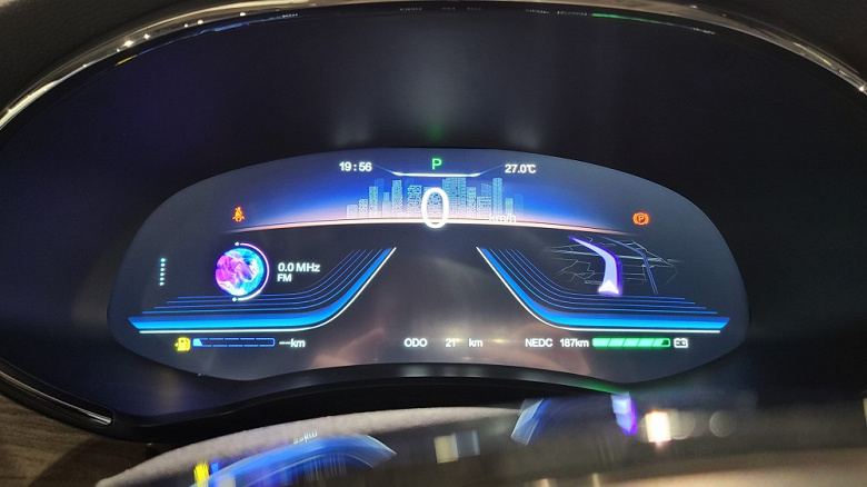 В России представили кроссовер Skywell HT-i. У него пять режимов работы трансмиссии, расход от 0,8 до 6,1 л и целых три лючка для заправки и зарядки