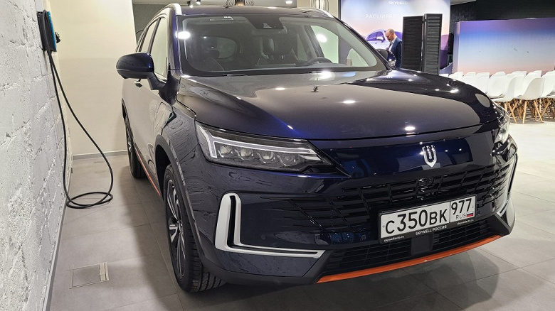 В России представили кроссовер Skywell HT-i. У него пять режимов работы трансмиссии, расход от 0,8 до 6,1 л и целых три лючка для заправки и зарядки