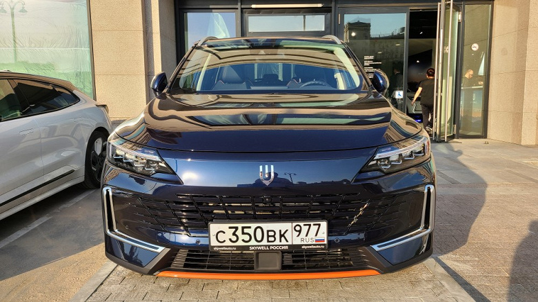 В России представили кроссовер Skywell HT-i. У него пять режимов работы трансмиссии, расход от 0,8 до 6,1 л и целых три лючка для заправки и зарядки