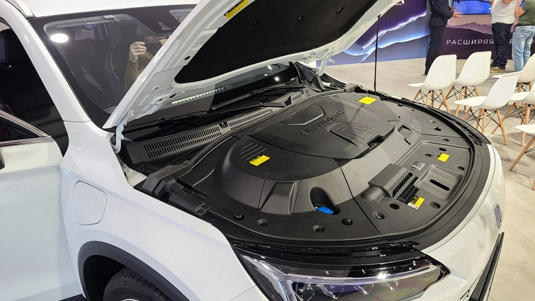 В России представили кроссовер Skywell HT-i. У него пять режимов работы трансмиссии, расход от 0,8 до 6,1 л и целых три лючка для заправки и зарядки