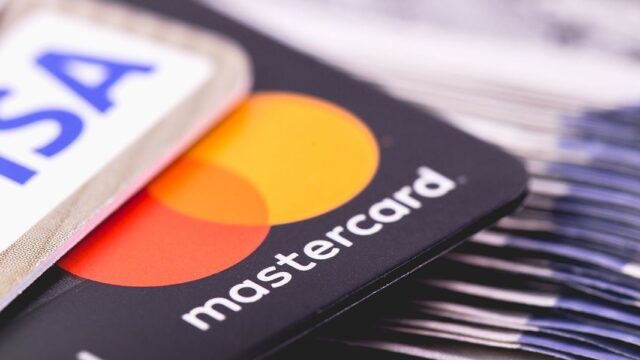 Россияне скоро забудут про карты Visa и Mastercard. ЦБ прогнозирует, что в течение трех лет расчеты с помощью этих платежных систем в России практически сойдут на нет