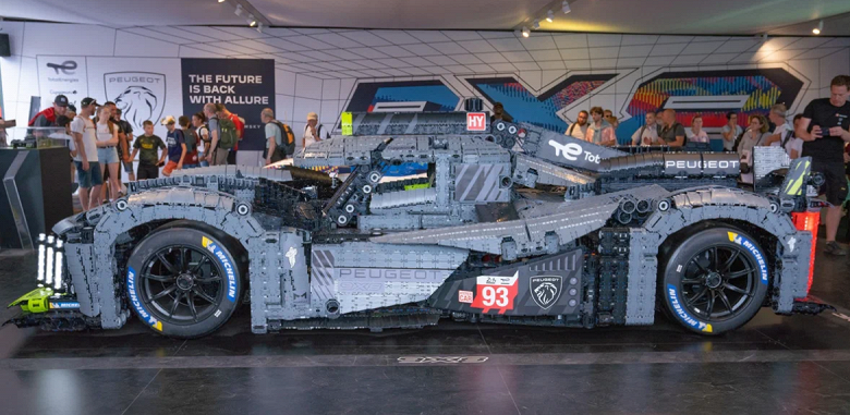 Полноразмерная модель Peugeot 9x8 из 626 392 кирпичиков Lego была собрана за 24 часа