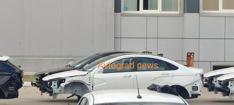 «Вот и долгожданный для кого-то универсал», — седан и универсал Lada Vesta NG Sport показали вживую