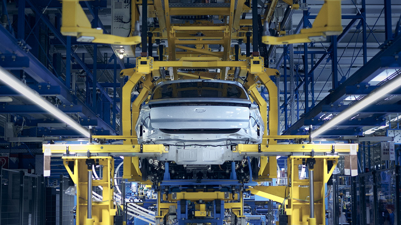 «Начало новой эры для Ford», — компания открыла первый завод с нулевым уровнем выбросов, который будет выпускать 250 000 электромобилей в год
