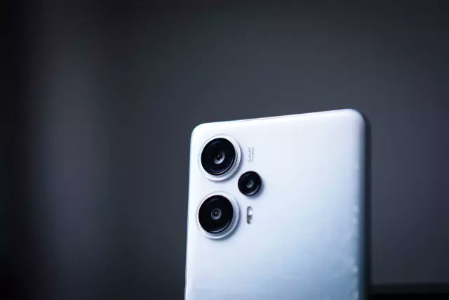 &laquo;Флагманский&raquo; дизайн с очень тонкой рамкой экрана, 6000 мА&middot;ч и 67 Вт. Новые подробности о Redmi Note 13, Redmi Note 13 Pro и Redmi Note 13 Pro+