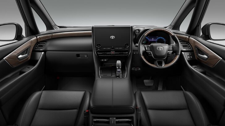 Toyota выпустила Alphard 2023 и Vellfire 2023: огромные фирменные решётки и максимум комфорта
