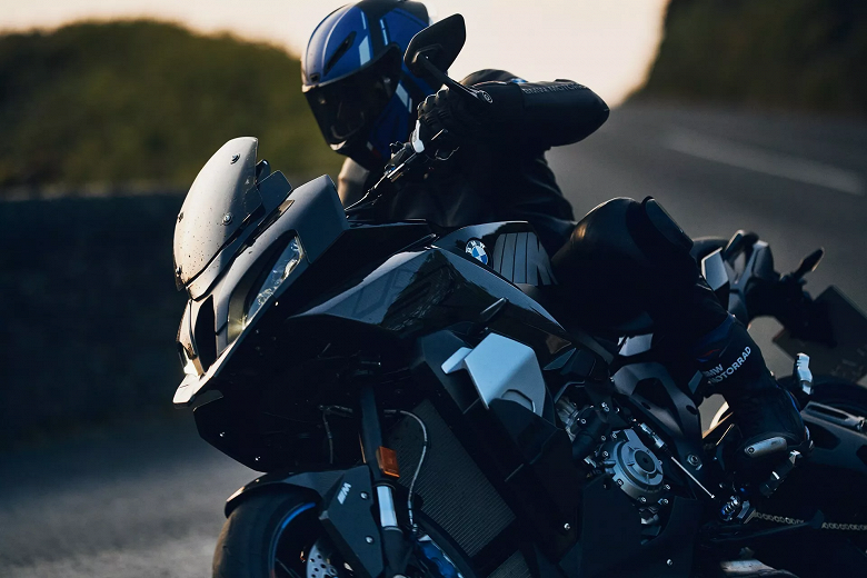 Представлен лёгкий и мощный мотоцикл BMW Motorrad M 1000 XR