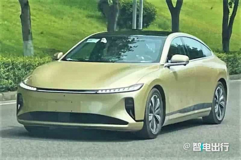 Доступный конкурент Tesla Model 3 впервые замечен на дорогах общего пользования. Появились живые фото Changan Qiyuan A07
