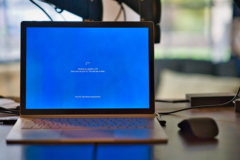 Microsoft прекратила поддержку Windows 10 21H2 для пользователей. Теперь их ждёт принудительное обновление