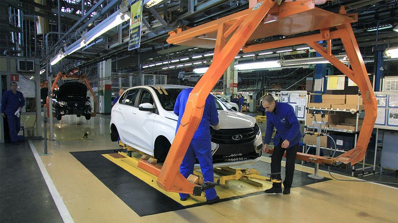 Российские заключённые уже делают запчасти и машины. Их планируют привлекать ещё больше