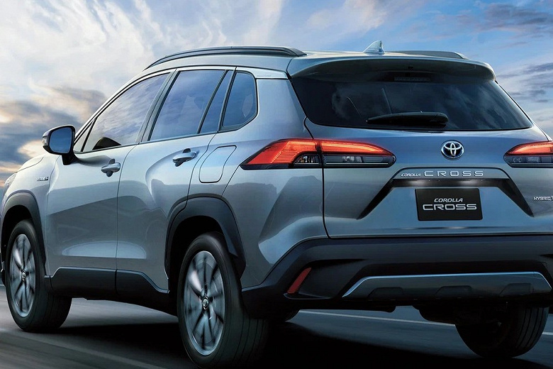 В России начали продавать кроссовер Toyota Corolla Cross 2023. Он на миллион рублей дешевле Corolla Cross 2022 года