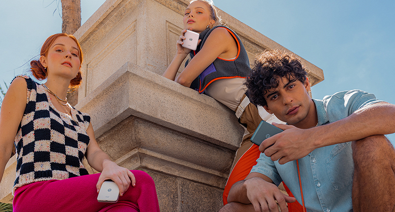 Складной экран за 557 долларов. Стартовали продажи &laquo;бюджетной&raquo; раскладушки Moto Razr 40 в Китае