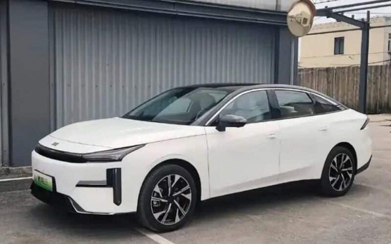 663 л.с., более 1300 км на одном баке и расход 5 л на 100 км, недорого. Названы цены на новый седан Galaxy L6