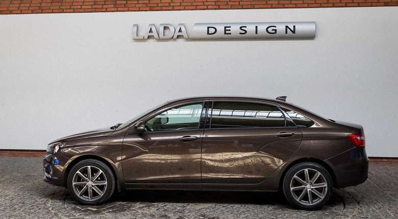 АвтоВАЗ представил топовую Lada Vesta NG Signature. Она на 25 см длиннее обычного седана