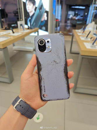 «Экокожа», или «веганская кожа»: как выглядят такие «кожаные» смартфоны через несколько месяцев после покупки