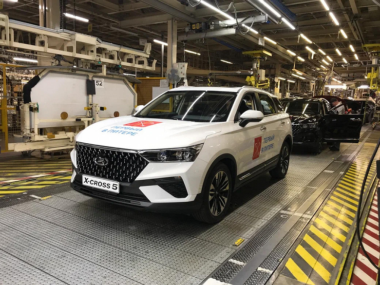Это не просто переклеить шильдик. Почему у Lada X-Cross 5 на руле китайский логотип?