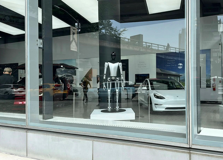 В магазине Tesla в Нью-Йорке уже выставлены человекоподобные роботы Optimus. Но вовсе не для продажи, и это даже не прототипы, а просто макеты