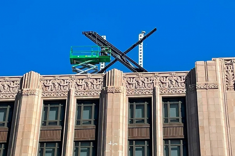Большая буква X, установленная вместо логотипа Twitter на штаб-квартире компании, была установлена с нарушением закона
