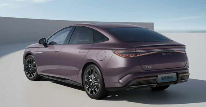 Аналог Toyota Camry за $23,5 тыс., способный проехать до 200 км без бензина. BYD Destroyer 07 переименовали в BYD Seal DM-i