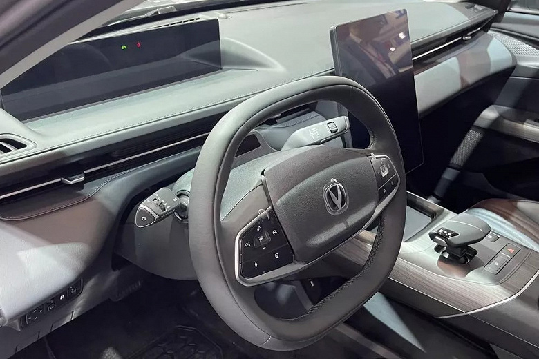 В России представлен седан Changan Lamore. Он будет дешевле Uni-V и получит 180-сильный мотор