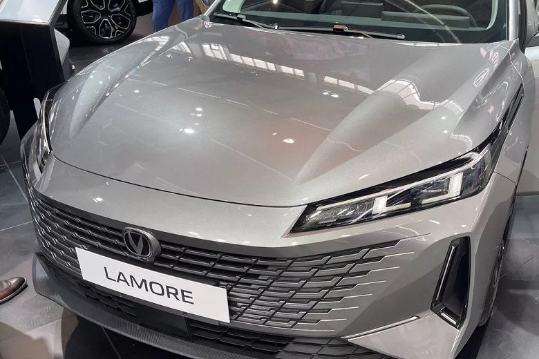 В России представлен седан Changan Lamore. Он будет дешевле Uni-V и получит 180-сильный мотор
