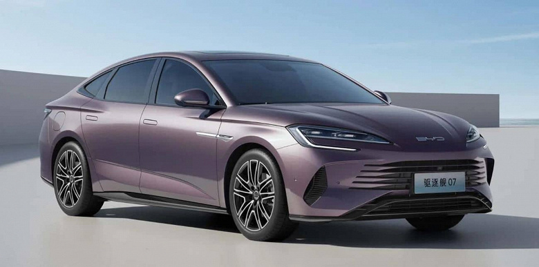 Аналог Toyota Camry за $23,5 тыс., способный проехать до 200 км без бензина. BYD Destroyer 07 переименовали в BYD Seal DM-i