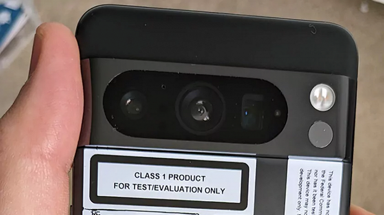 Первые живые фото Google Pixel 8 Pro появились в сети: смартфон во включённом состоянии