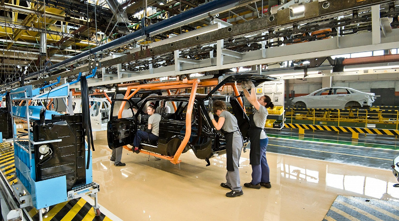 Производство Lada Vesta не возобновилось несмотря на запуск конвейера: на территории АвтоВАЗа столько некомплектных «Вест», что дорабатывать их будут ещё несколько месяцев