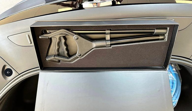 Изящество и удобство: Tesla выпустила «доставалку», новый аксессуар для леворульных авто