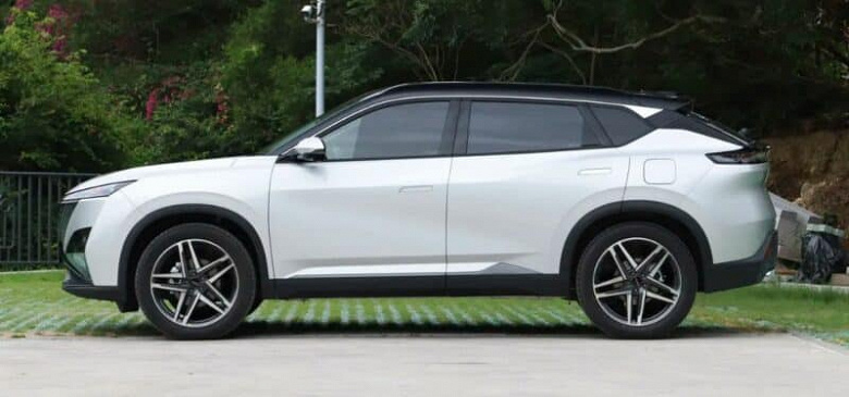 Запас хода 1350 км, 360 л.с. и разгон от 0 до 100 км/ч за 6 с. Стартовал приём предварительных заказов на Dongfeng Aeolus Haohan 