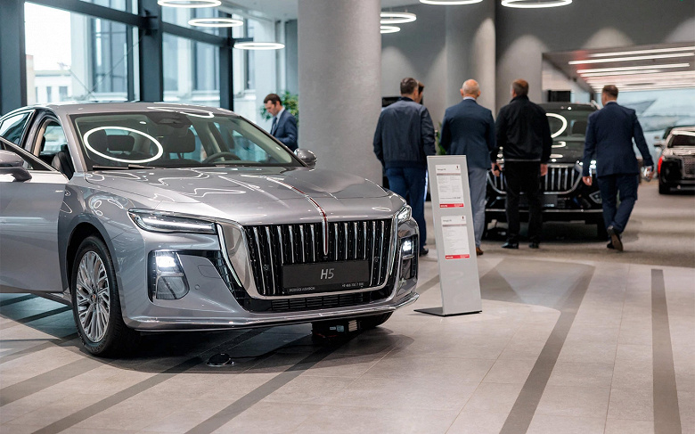 Заменитель BMW 5-series и Mercedes E-class для России с 224-сильным мотором и 8-ступенчатым «автоматом». Раскрыты цены на все версии седана Hongqi H5